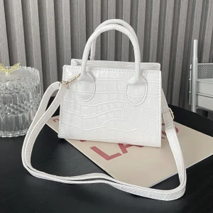 Vit väska krokodilmönster - Säljer denna helt nya vita väskan som kan bäras både med band eller utan. Perfekt till sommaren 🫶🏼 99 kr + frakt