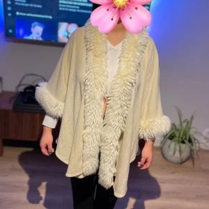 Poncho - Lite finare poncho/kappa? som är ifrån märket Laura&Laurent i onesize. Skulle vilja kalla den gräddvit i färgen. Köparen står för frakt🌸