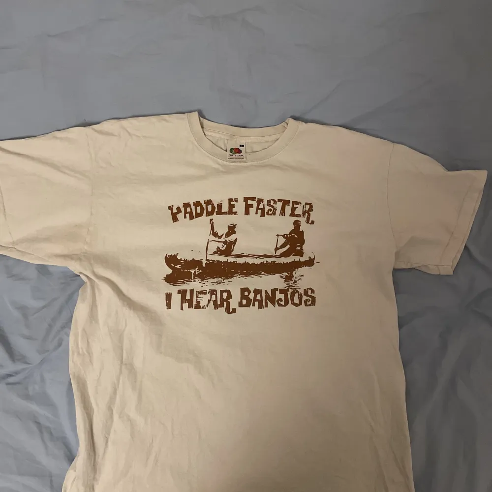 T-shirt i bra skick säljes! T-shirten är sparsamt använd. Storlek L. Köparen står för frakt.. T-shirts.