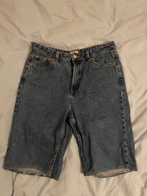 Jeans shorts - Jeansshorts i relaxed fit säljes! Got skick! Storlek  EUR 40/ UK 14