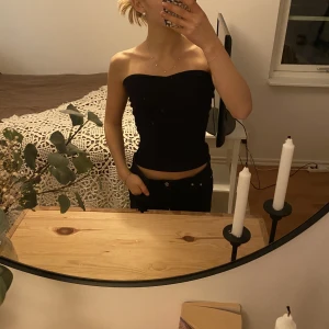 Topp - Dundersnygg ärmlös topp, superbasic och supernice på sommaren! Passar till ALLT💕 sitter väldigt skönt och tajt  Köparen står för frakt💕