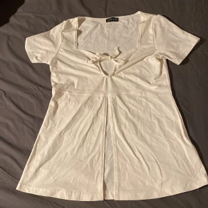 only topp - jättegullig only top med fina detaljer fram💕perfekt för sommaren! knappt använd av mig men köpt second hand, dock inga defekter eller tecken på användning! står inte någon storlek men skulle säga att den passar som en S/M❣️