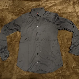 Grå Slim fit Skjorta S - En Slim fit grå skjorta från Dressmann i storlek Small💯 