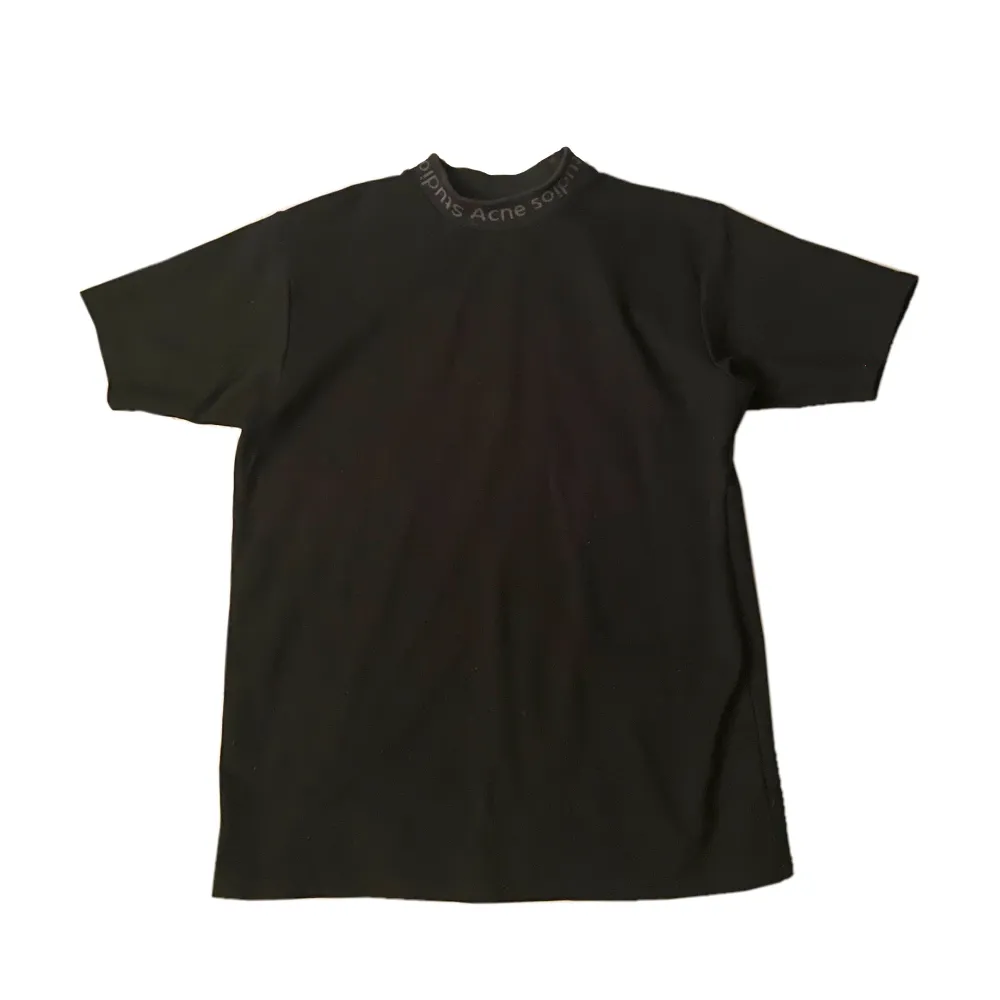 Acne Studios T-Shirt. Bra skick och skulle säga att den är flitigt använd med tanke på att den varit i garderoben alltför länge!. T-shirts.