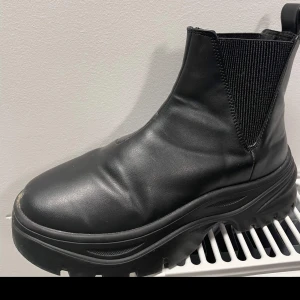 Svarta boots - Svarta boots. Gott skick. Kommer tyvärr ej ihåg vart jag köpt dem.