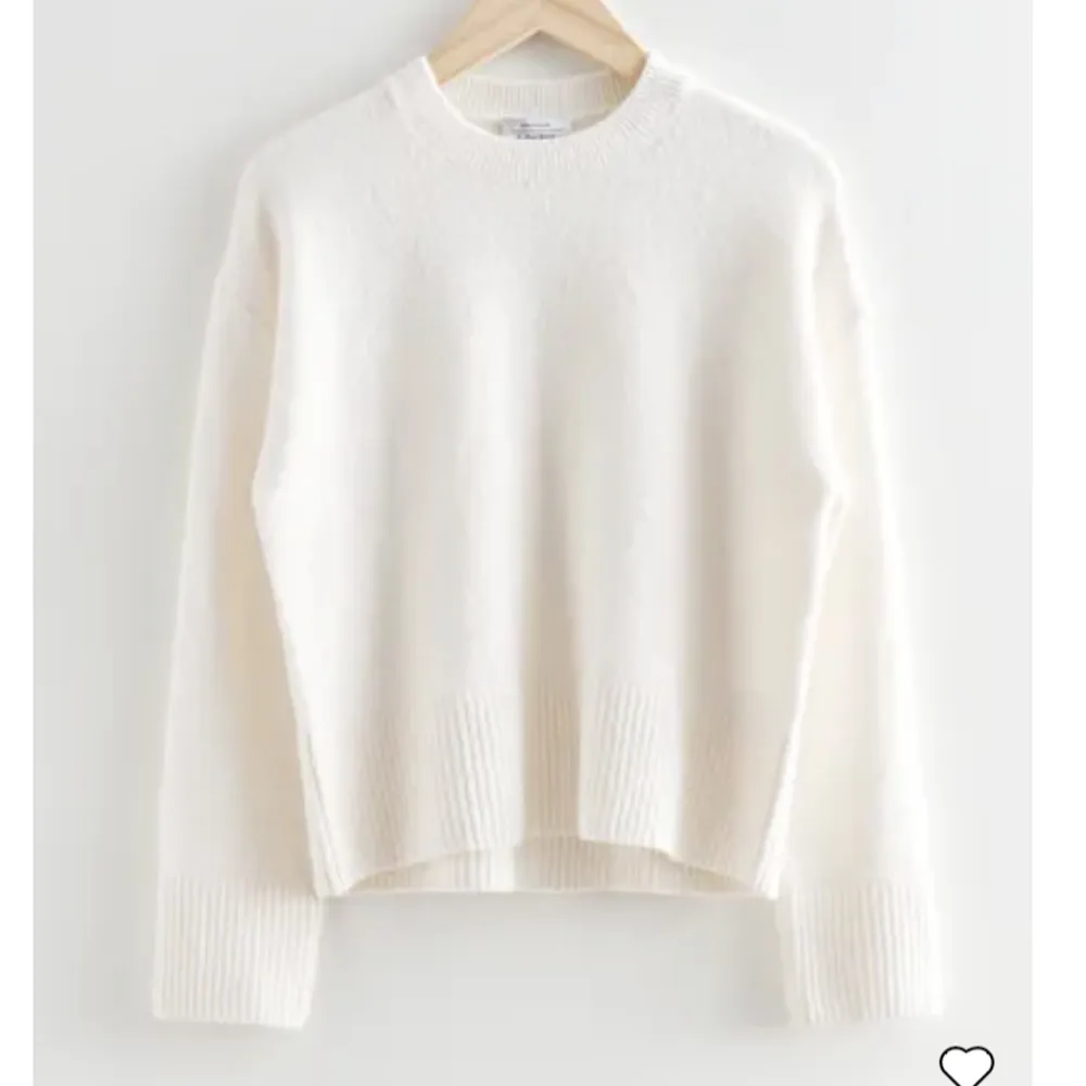 En vit väldigt gosig tröja från Other stories som jag länge älskar men är nu inte riktigt min stil köpt för 390😍🫶🏼💋. Tröjor & Koftor.
