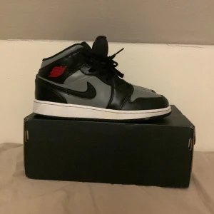 Air Jordan 1 Mid - Ett par Jordan 1 mid shadow red andvända fåtal gånger. Priset kan sänkas. Köpta från Restocks för 1800.