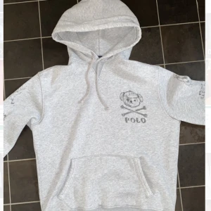 Ralph lauren hoodie - Min favorittröja som blivit för liten:( i fint skick och extremt skön. Gulliga nallar på ärmarna och en på bröstet