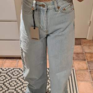 Nya jeans från Junkyard med lapparna kvar.  Endast testade och blev för långa för mig som är ca 155cm lång. Skriv för fler bilder    Modell: Wide Leg  Strl: w25  Färg: Maimi Blue   Pris: 250kr eller bud  Nypris: 499kr  Frakt: 69 (spårbar)