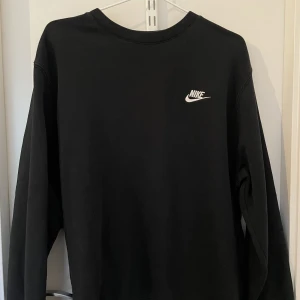 Huvtröja - cool och skön vintage Nike jumper, passar till allt och skön att träna i tex!! 