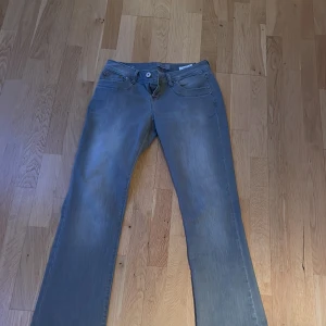 Ltb jeans grå - Jag säljer mina jättefina lågmidjade jeans från ltb i stl 28:32 då dom tyvär är förstora!💗Finns två små dekaler på sidorna som man ser på första bilden, men inget som man tänker på!💗 Vid intresse skriv privat!💗Annonen är ej avslutad!!