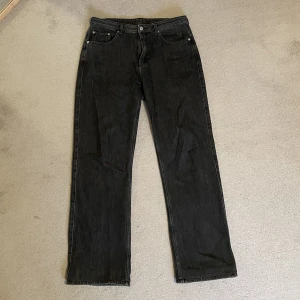 Weekday jeans 33/34 - Gråa weekday jeans, uppsydda några centimeter  Wide fit