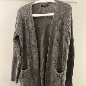 Stickad kofta - Lång stickad kofta från ginatricot, sparsamt använd, strl S