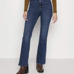 Blå bootcut jeans från pieces i storlek M.