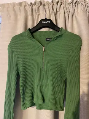 En super fin grön långärmad tröja från Gina Tricot i super fint skick💓 
