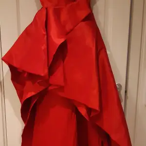 Säljer en vacker röd klänning i storlek S. Perfekt till balen! Aldrig använd, säljes pga felköp (storlek).