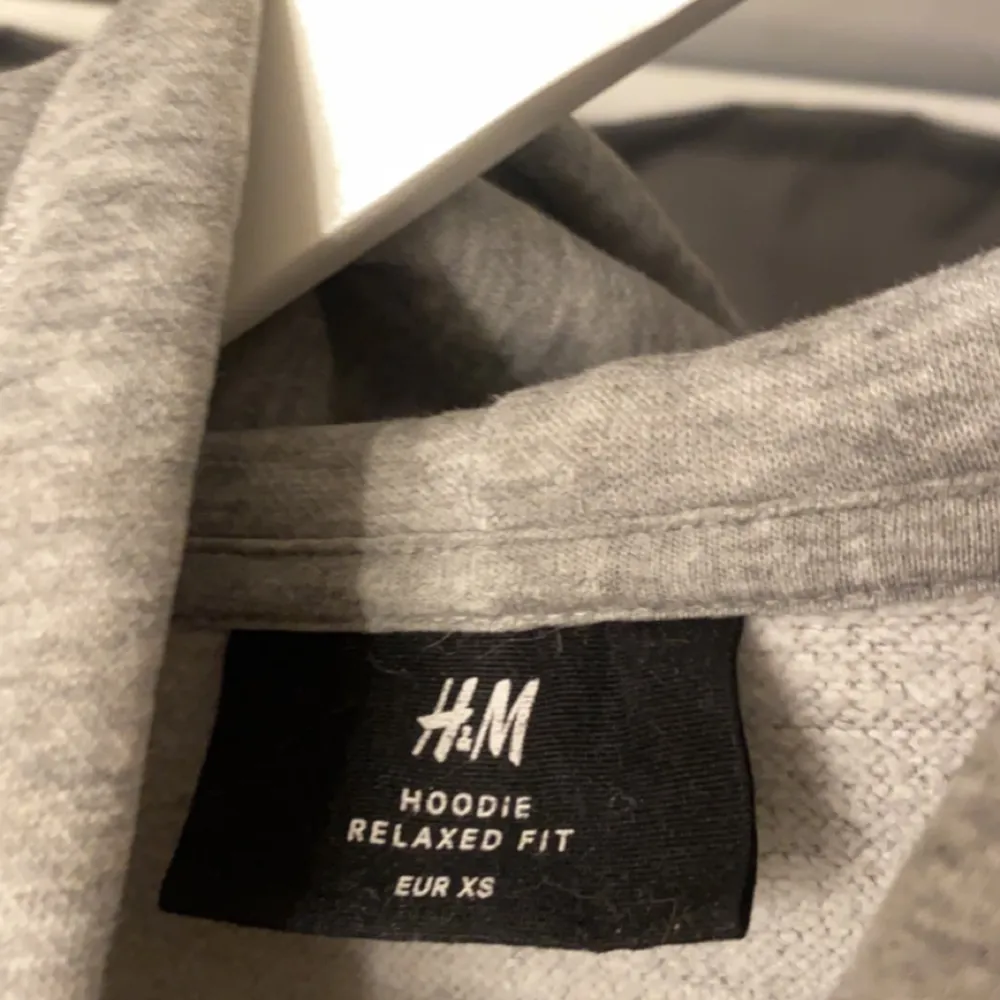 Grå hoodie från H&M i storlek Xs,använd men fint skick 😊. Hoodies.