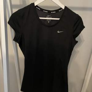 Tränings T-shirt från Nike i storlek S, använd fåtal gånger så fint skick!✨ Köparen står för frakten, kan mötas upp i Kalmar