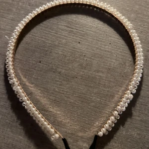 Pärldiadem - Jättefint pärldiaem,kliar lite,andvänt 3 gngr,aldrig andvänt en hel dag,visa pärlor sitter ej riktigt på plats❤️ 