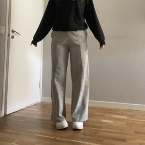 Gråa mjukisbyxor  - Säljer dessa snygga gråa mjukisbyxor, jätte sköna att bara ha hemma men snygga nog att gå ute med också!🥰  Kan både ha dom högt i midjan men även rätt så lågt, säljer för att dom e lite för stora för mig 🫶🏻