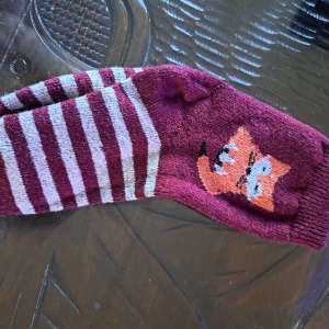 Räv-strumpor🌞 - Hej alla glada ☺️ Här har jag ett par fina Räv-strumpor, Storlek 35-37, använda en gång 🌞 Hela o fina 🌞 Pris 5 kr plus frakt 16 kr 🌞 Swish finns 🌞 vid frågor kontakta mig 🌞