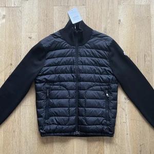 Moncler cardigan - Svart Monclera Cardigan Säljer pga att den inte passar mig. Använd 2x, så den är i princip nyskick. Autentiserad av Vestiaire, kolla 2a fotot. Tar inga bud under 4,5k Köp nu: 5,3k. Inga byten.