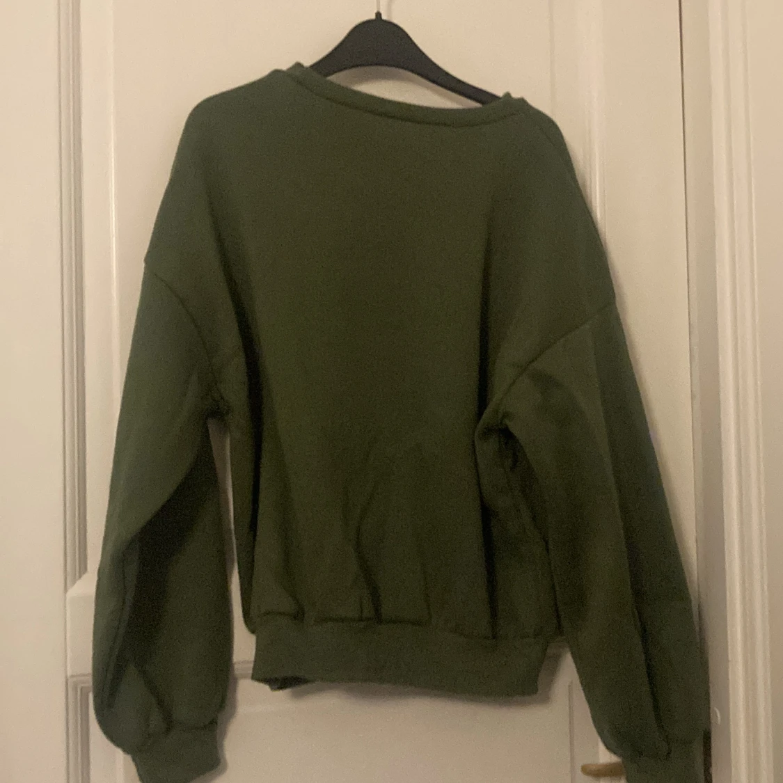 Grön tröja med text - 90