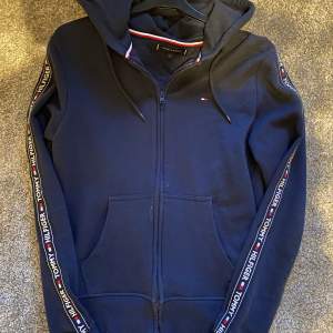 Säljer en blå Tommy hilfiger zip-hoodie som inte har några märken eller liknande. Storlek S. Nypris: 1199 kr Pris: 500  Kan ta lägre bud vid snabb affär.