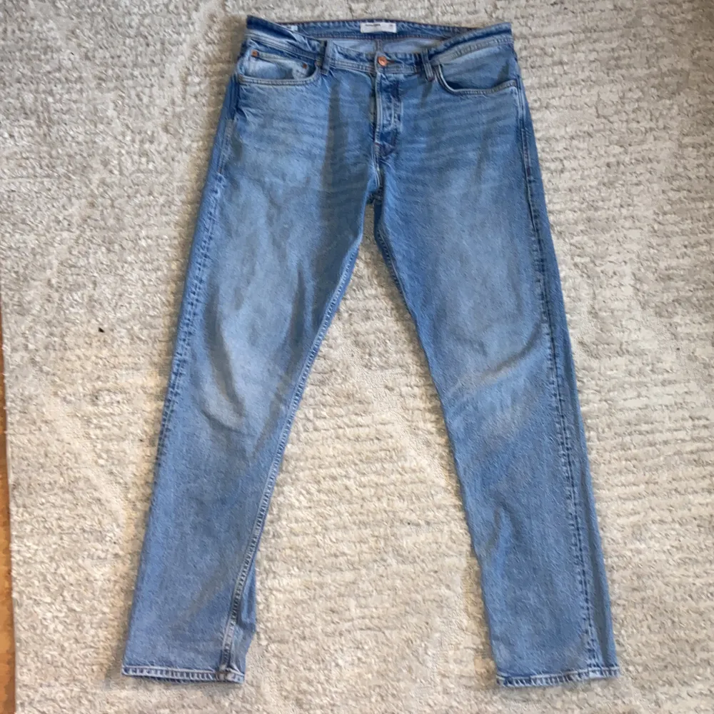 A pair of LOOSE/CHRIS jeans from JACK&JONES in size 36W/36L. They have a bit of a stone wash look about them, especially around the waist and the upper half of the jeans. Im pretty big so they look tighter and smaller than they accually are. Köpta för 549. Jeans & Byxor.