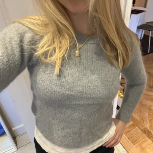 Mohair och ull tröja - Säljer denna tröja från Filippa K i mohair och ull💘 fint skick, inte nopprig men liten i storlek, därav priset. Passar mig som brukar ha xs/s men passar nog xs bäst🫶🏼 möts upp på Östermalm eller fraktar 