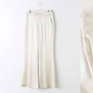 Satin byxor - Aldrig använda! Lappen är kvar. Super fina satin byxor. Köpte för 500. pris går o diskutera😁