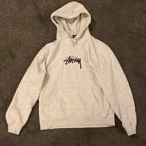 Stussy hoodie - Grå stussy hoodie i bra skick, storlek S men sitter som M. Inga slitningar eller fel på den. Köparen står för frakt om de inte kan mötas i Stockholm.