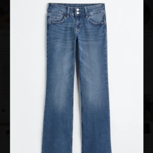 Lågmidjade jeans  - Säljer de populära hm jeansen för köpte 2 par i olika storlekar och dessa passade inte. Helt slutsålda på hemsidan. Dom är helt nya med prislappen kvar och allt, endast testade💕 (lånade bilder), skriv privat för egna bilder/ frågor.
