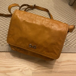 D&G - Dolce & Gabbana crossbody i mycket gott skick. Äkta. Skinn.
