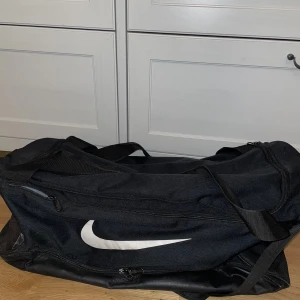 Väska - Nike Duffelbag/Träningsväska Rymmer mycket Bra skick