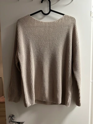 Stickad tröja med spets i ryggen - Superfin tröja som man kan använda med både spetsen i ryggen eller fram