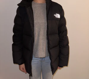 The north face jacka S  - Köpte jackan förra året, använt den den a vintern. Bra skick. Köpt för 4k. Det är en herr jacka men jag har använt den som tjej och den är bomb då den satt lite oversized, jag är dam, XS 