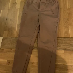 Kostymbyxor Vera Moda  - Kostymbyxor Vera Moda st 36. Har använt dom sparsamt så är som nya. 