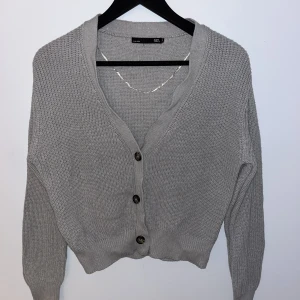 Stickad kofta - Jättesöt grå stickad kofta i storlek S från lager 157. 70kr +frakt, priset går att diskutera☺️💕skriv för mer info eller fler bilder🌟