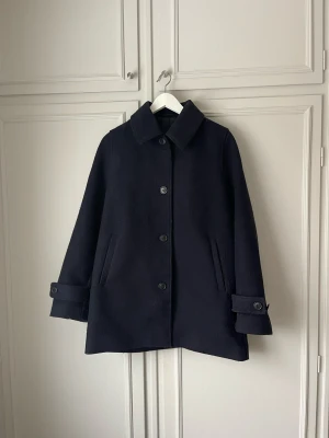Jacka - En sååå snygg marinblå jacka perfekt nu till våren. Nypris 1200kr❤️  