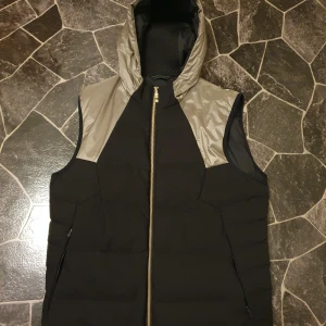 Hugo boss väst. - Hugo boss väst. Dock är den sönder i axeln går att fixa. Ordinarie pris 3000kr. Svår väst att få tag på. Storlek L. Pris kan diskuteras.