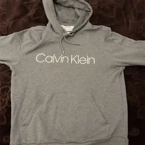 Calvin Klein hoodie i storlek M. Säljer den då jag växt ur den och inte har den till någon användning. Den är som ny utan några skador. 