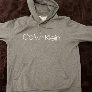 Calvin Klein Hoodie - Calvin Klein hoodie i storlek M. Säljer den då jag växt ur den och inte har den till någon användning. Den är som ny utan några skador. 