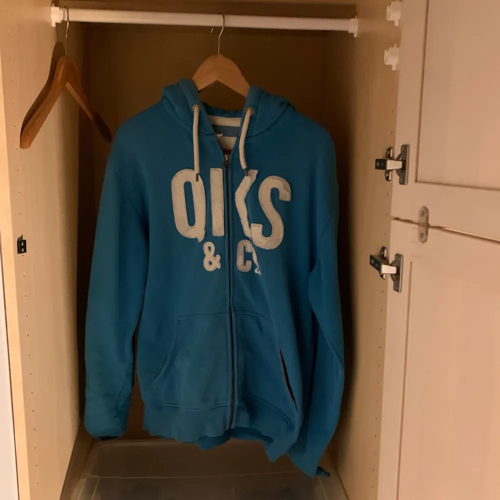 Skitsnygg vintage Quiksilver hoodie som inte görs längre. Skick 8/10 den har ascoolt tryck på insidan av huvan (bild 3) strl L men har själv M o den sitter bra. Dm för mer bilder och info, kan mötas i Sthlm . Hoodies.