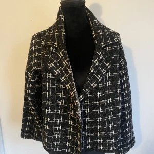 Stickad jacka  - Super fin jacka från zara, köpte den för ca 500kr, jätte bra skick ser helt oanvänd ut 