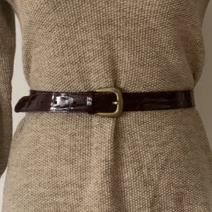 Vinrött bälte - Fint vinrött bälte för 25kr. Passar från storlekar XS till L. 