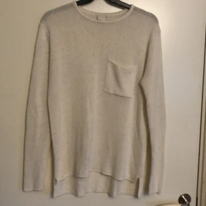 Stickad tröja  - En vit stickad tröja som endast är använd ett få antal gånger.