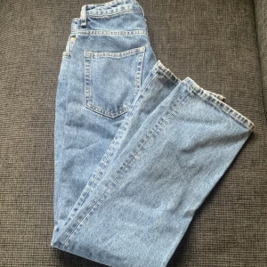 Weekday jeans  - Säljer dessa blåa weekday Jeans då de inte passar. De är högmidjade men ser mer ut som midwaist på. Jeansen är lite mörkare än på bilden. Använda fåtal gånger och är i nyskick. Fråga gärna om du undrar något😊