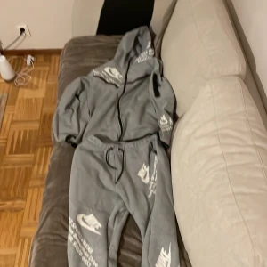 Grå nike tech - Säljer min Nike tech som jag köpte för 2700 som jag knappt använt den ser ut som helt ny inga fläckar och ingenstans sönder.