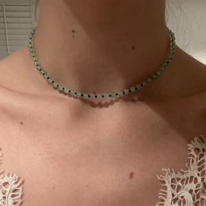 Brandy melville halsband  - Choker likande halsband från Brandy Melville i gröna och svarta pärlor. Aldrig använd! 